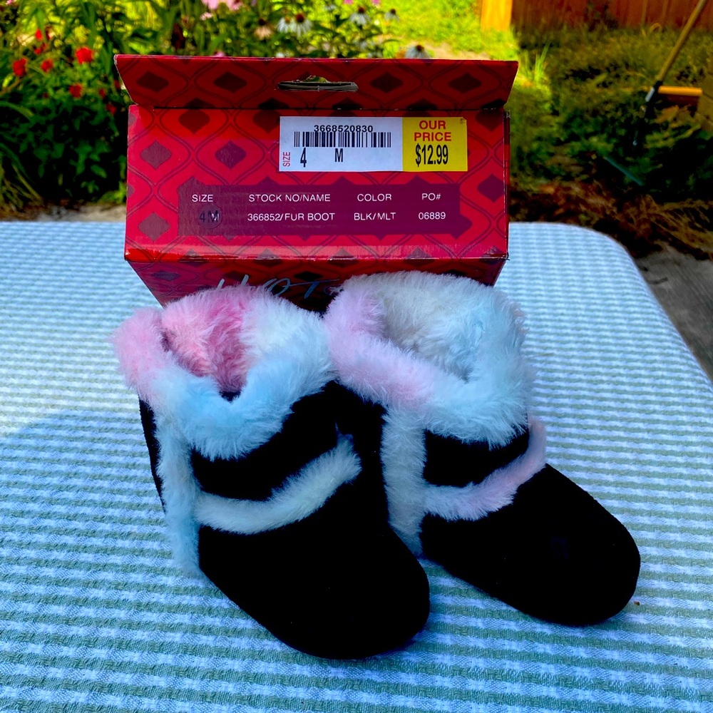 Black boots with multicolor fur